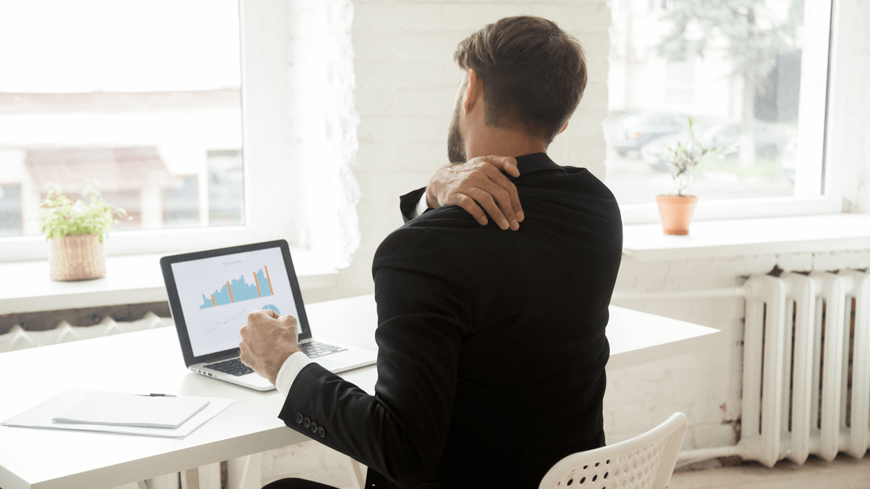 Rückenschmerzen aus sitzenden Arbeiten am Computer