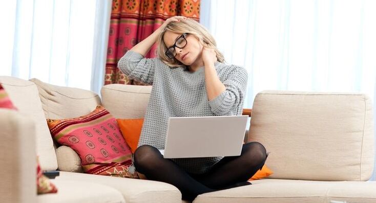 Ein Müdigkeitsgefühl im Nacken weist oft auf eine zervikale Osteochondrose hin. 